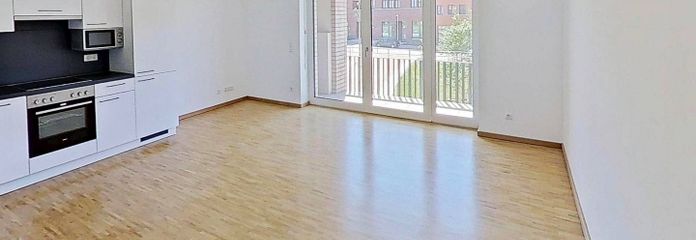 **ERSTBEZUG** Rollstuhlgerechte 3-Zimmer-Wohnung mit EINBAUKÜCHE und LOGGIA *HERBSTSPECIAL: 1 NKM FREI* – Ansicht I: Wohn- und Esszimme…