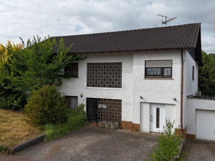 Großzügiger Bungalow mit Einliegerwohnung, Pool und viel Potenzial in ruhiger Wohnlage von Landsweiler – फोटो 1