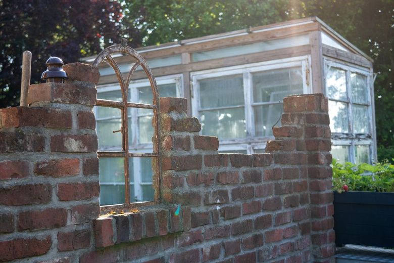Historisches Landhaus in nahezu einzigartiger Alleinlage 
8.763 m² Grundstück | Energieklasse A – Gewächshaus mit Erdbeeren &amp; Kräutergarten