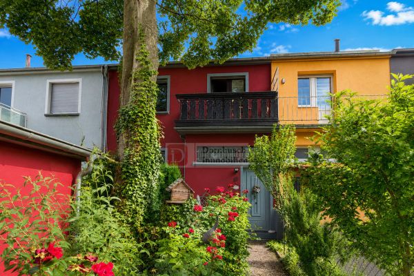 Top!! Reihenmittelhaus mit 6 Zimmern, Garten und Garage in guter Lage