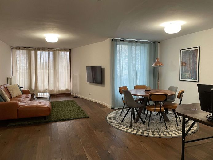 Large stylish apartment with sunny balcony near Tempelhofer Feld – Foto 1