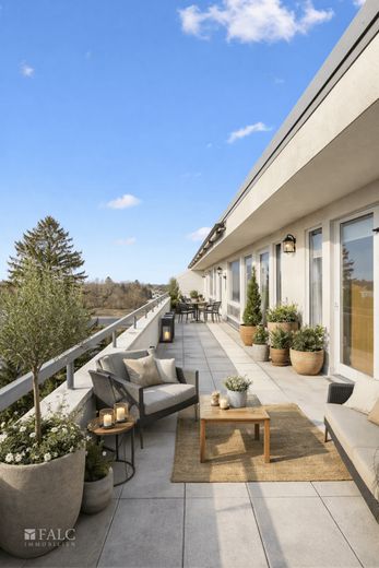 Exklusive Penthouse-Wohnung mit großzügiger Dachterrasse und Bergpanorama – Einrichtungsbeispiel Balkon