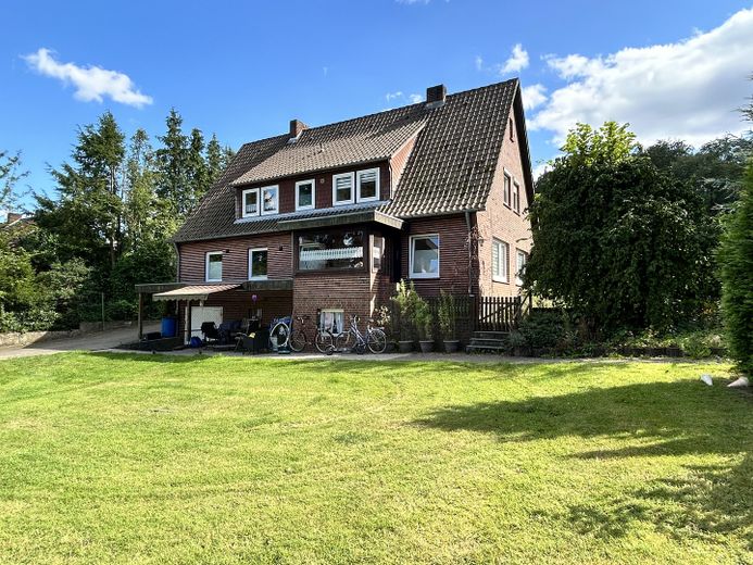 Solider Rotklinker mit vielen Möglichkeiten – Gartenansicht
