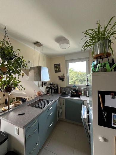 Piso accesible de 3 habitaciones en ubicación céntrica con balcón y vistas a zonas verdes – Küche