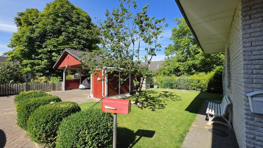 Provisionsfreies, schönes Haus mit Hauptwohnung + 2 Einliegerwohnungen. Mit schönem Garten – Carport 3