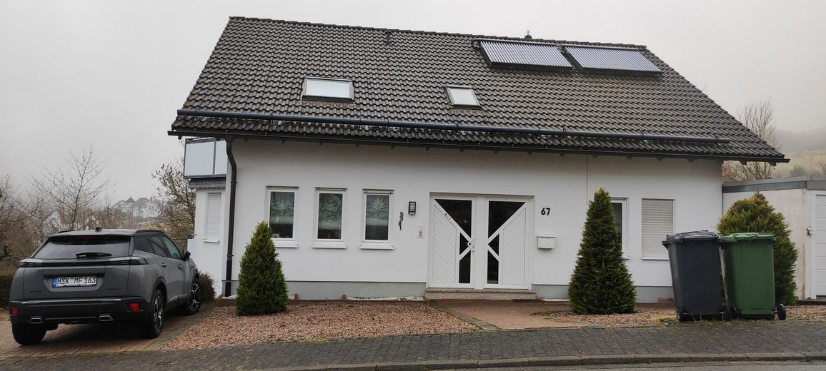 Hausansicht mit Stellplatz 