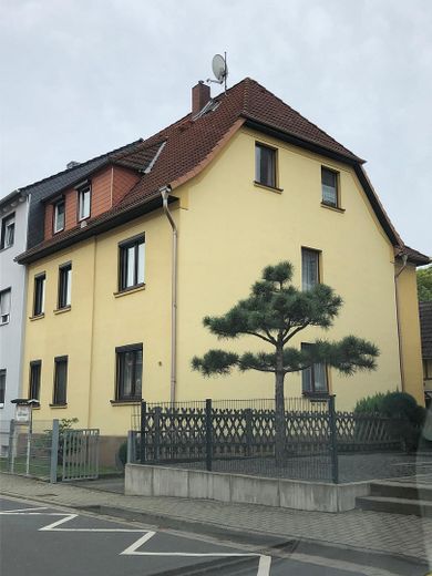 Haus von vorn mit Zufahrt