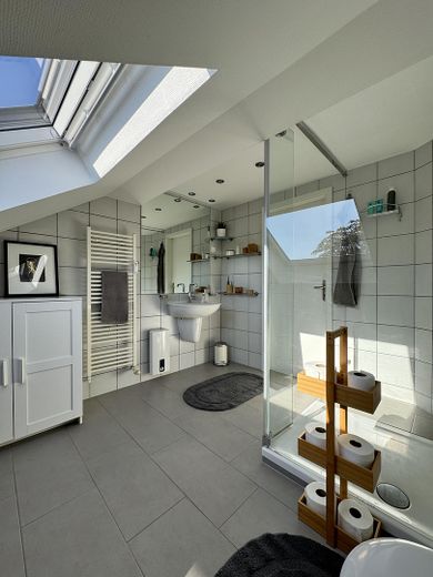 Maisonette de estilo antiguo inundada de luz, con chimenea, aire acondicionado y un ambiente residencial tranquilo – Badezimmer OG