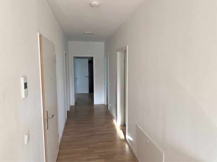 ** Hochwertige 3-Zi.-Erdgeschosswohnung mit EBK, 2 Tageslichtbädern, Terrasse und Gartenanteil ** – Flur und Eingangsbereich (vir…