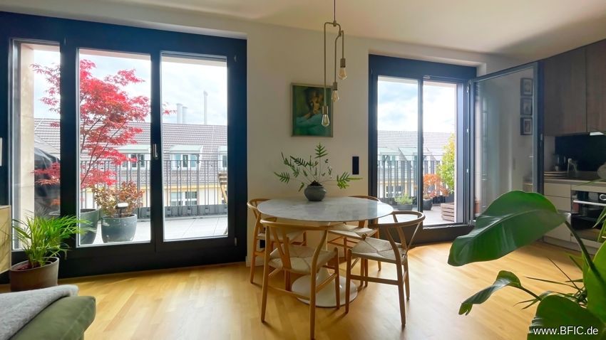 Hochwertige Dachterrassen-Wohnung, Blick auf den Fernsehturm – living room