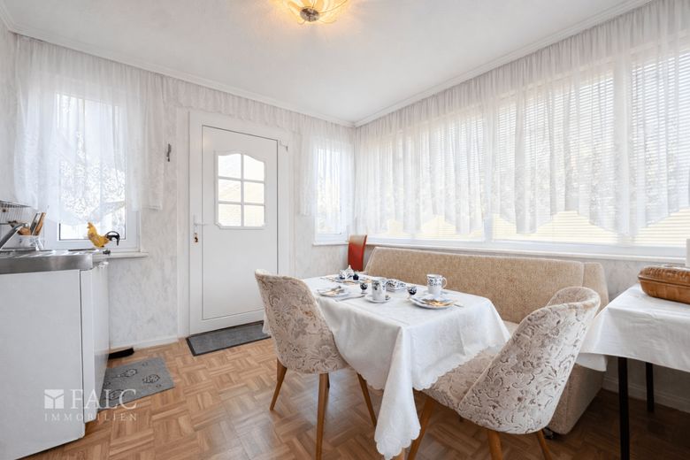 Dassow: Große Doppelhaushälfte mit Werkstatt, Scheune, 3 Garagen und 2.589 m² Grundstück – Esszimmer