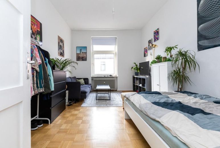 Sehr helle und gut geschnittene 3Zi Altbauwohnung in zentraler Lage – Schlafzimmer 