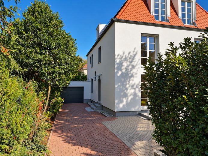 Keine Provision, Südgarten, energetisch topsanierte Stadtvilla, Villenkolonie Pasing I – Haus mit Eingang/EG-Stellplatz