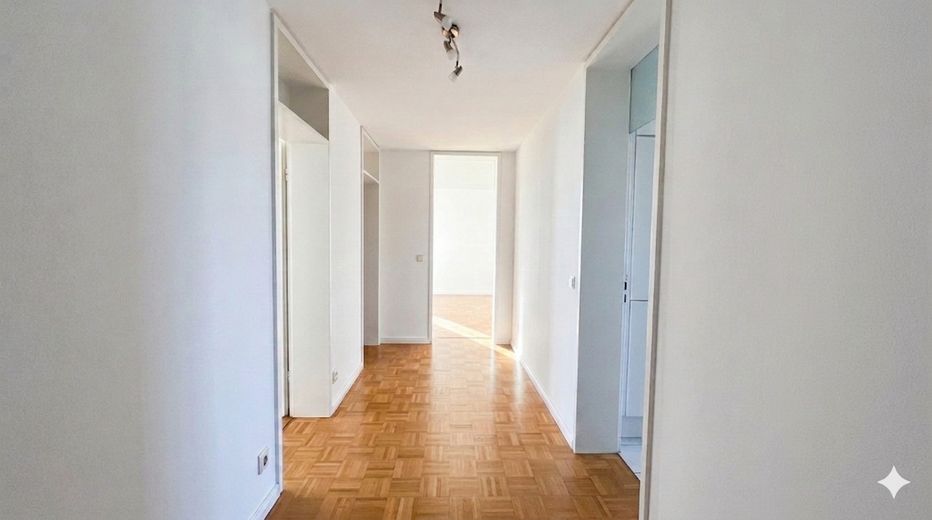 Großzügige 3,5 Zi Wohnung mit Balkon & EBK, frisch renoviert gute Anbindung in Bissingen – Flur 