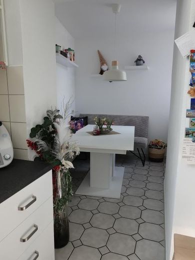 Bel appartement de 3 pièces au rez-de-chaussée à Hanau/Klein-Auheim – Essecke mit Fenster