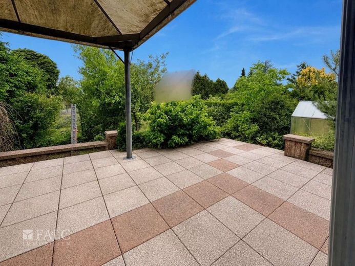 Leben und Arbeiten in perfekter Balance: Ihr neues Doppelhaus im Grünen! – Terrasse