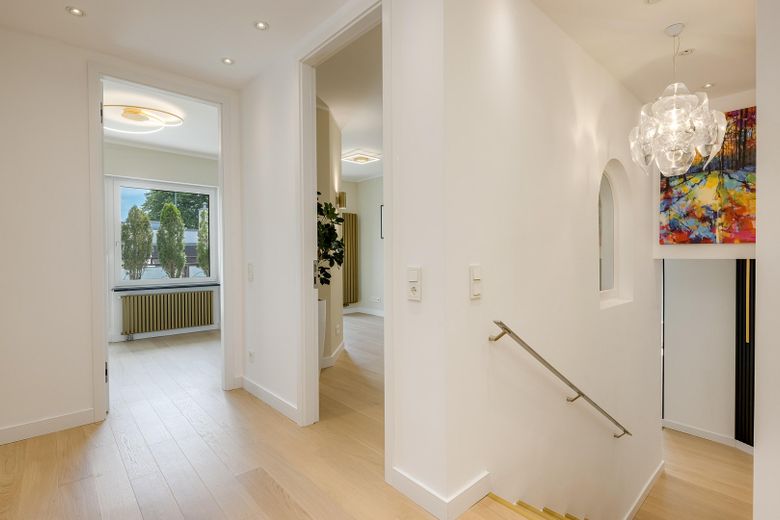 Designer-Penthouse mit Traum- Dachterrasse und Blick über Isarhochufer: PROVISIONSFREI – Treppe Richtung Wohn-Bereich