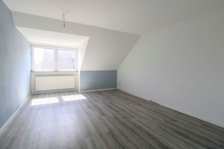 Schwerin (Pampow) yakınında ışıkla dolu 3 odalı daire | EBK ve park yeri – Wohnzimmer
