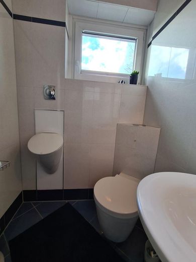 3 Zimmer plus separatem Büroraum - Naturschutzgebiet plus 1A Infrastruktur – WC mit Urinal und Fenster
