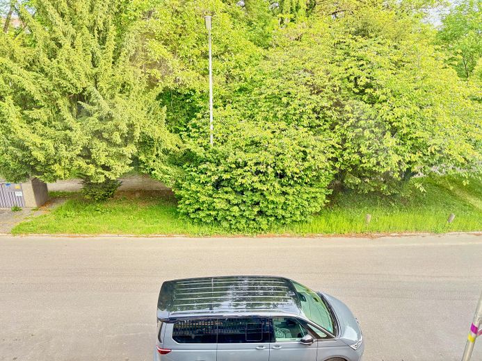 Po generalnym remoncie i klasa efektywności A+: mieszkanie 3-pokojowe z pompą ciepła, ogrodem i pozwoleniem na budowę balkonu – Blick in den Park