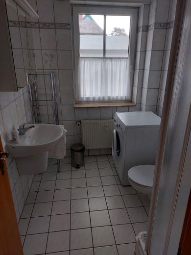 Ferienwohnung Prerow/Darß, 60m², 3 Zimmer, parterre, Südterrasse, PKW-Stellplatz – Bad mit Dusche u.Waschmaschine