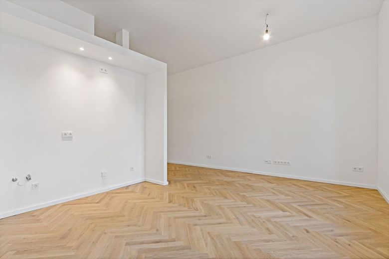 Wohnen mit Charme: Exklusive 1,5-Zimmer-Wohnung im Denkmal - nur wenige Schritte zur Saale! – Wohnzimmer mit offener Küche