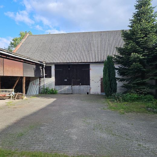 Hofanlage mit Wohnhaus, Scheune & ca. 5.000 m² Land – provisionsfrei – Scheune mit Einfahrtstor