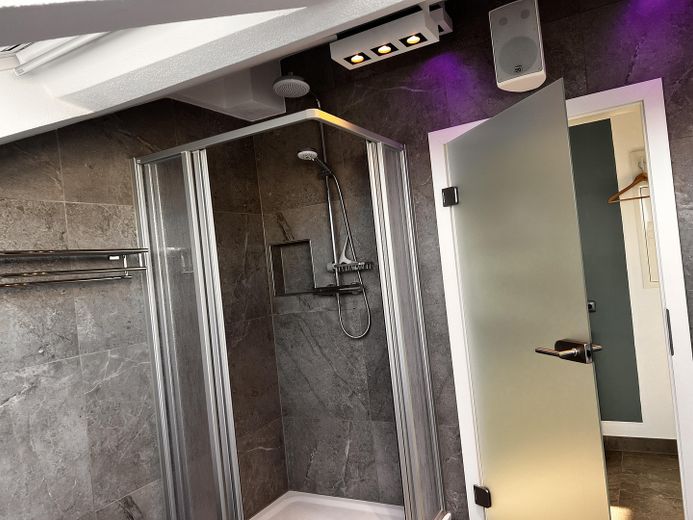 Attraktif, tam mobilyalı 2 odalı çatı katı dairesi, TG ve bodrum dahil, U-Bahn Harras – Dusche