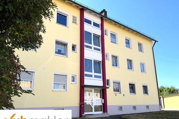 Owner-occupancy or investment: Vacant 3-room apartment in Hof with balcony, garage and green views
