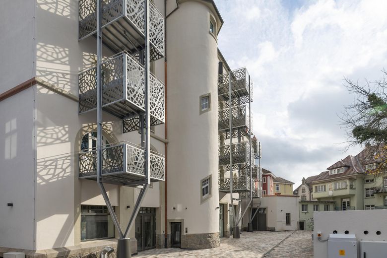 Möbliertes Luxus-Wohnen im LöwenBau - E3-W06, 2 Zi, 54 m² - 1.700 € FLAT – Sicht in den Innenhof