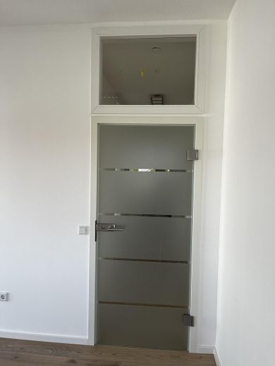 Ist Ihr Büro zu heiß?  Das 115m2 TRAUMBÜRO ist so gut isoliert, dass Sie keine Klima brauchen – Glastüre m. Oberlichte
