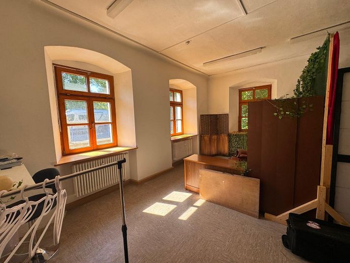 55 m² Gewerberaum – große Fenster & 3 m Raumhöhe – nur 275 € monatlich – Foto 2