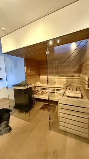 Sauna mit Glasfront und Holz