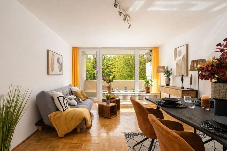 Selten in München: Uneinsehbare Wohnung mit Balkon ins Grüne – Große Fensterfront