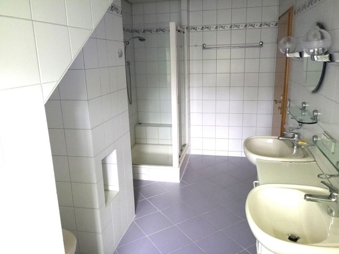 Habiter de façon idyllique dans l'Allgäu – spacieux appartement mansardé avec vue de rêve – Bad 2