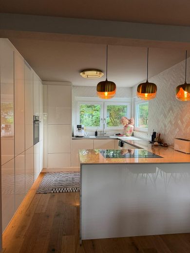 Exklusives Einfamilienhaus mit Keller und sehr großem Grundstück – maßangefertigte Qualitätsküche
