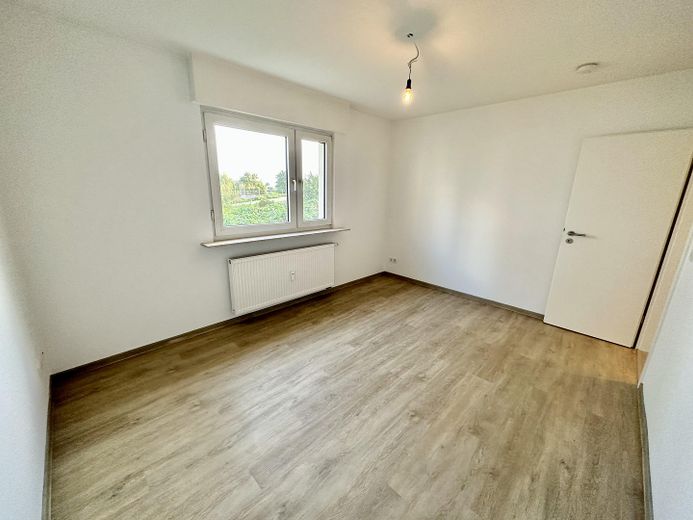 Hochwertig sanierte 4-Zimmer-Maisonette | 110 m² | 2 Bäder | Balkon | ruhige Lage an den Mainwiesen – Zimmer 2 OG