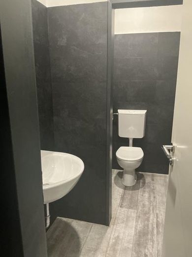 1A-Lage in DO: Repräsentatives Ladenlokal (360 m²),öffenbare Fensterfront & Klimatisierung – 11 €/m² – Toilettenanlage