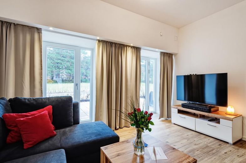 Modernisierte Ferienwohnung in Prora, 100 m zur Ostsee, zwei Terrassen -provisionsfrei- – Wohnbereich