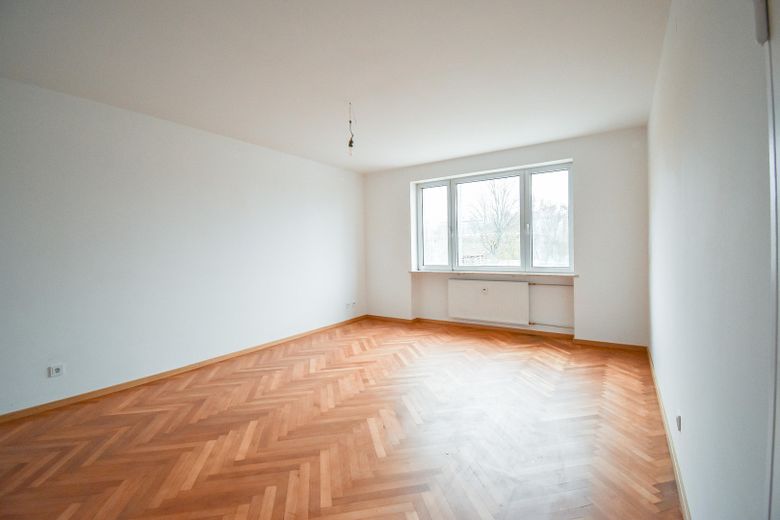 Spacieux appartement rénové de 3 pièces avec balcon et installation solaire sur le balcon à Kitzingen – Schlafzimmer 2