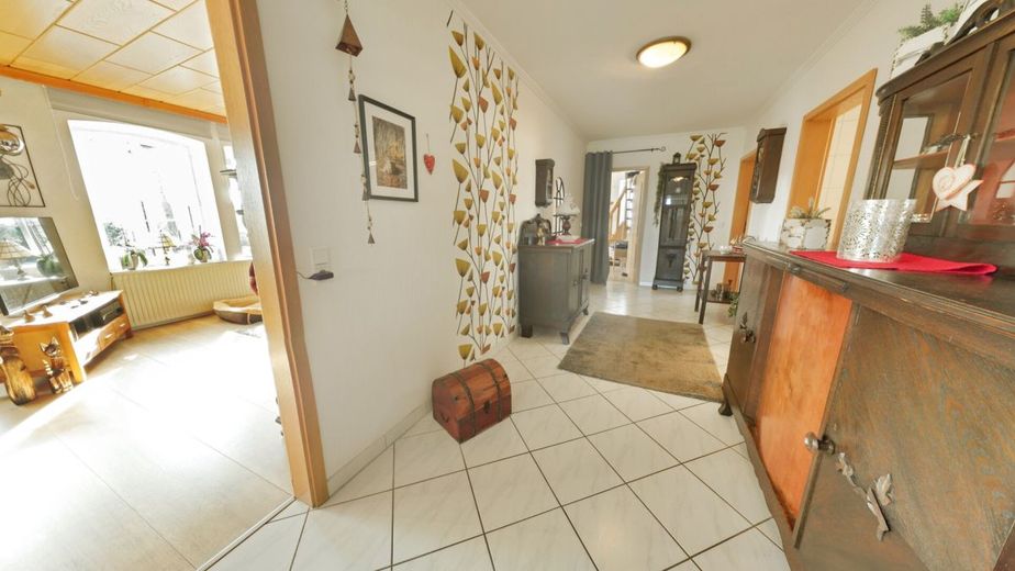 Resthof in echter Alleinlage: Modernisiert | 29.000 m² | 
Einliegerwohnung | Pferdehaltung | Pool – Flur