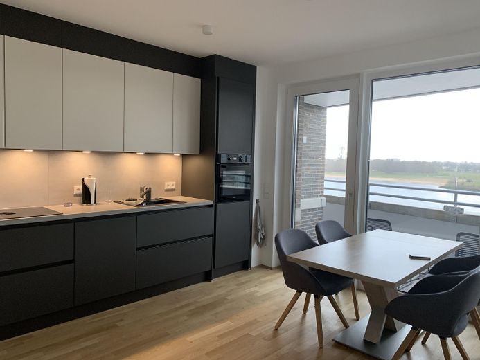 neuwertiges Luxus-Penthouse mit exklusiver Ausstattung  und traumhaften Weserblick in erster Reihe – Küche und Essplatz