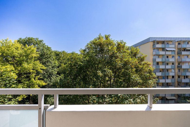 Entrate subito e sentitevi a vostro agio: appartamento ristrutturato di 1,5 locali con balcone a Bogenhausen – Blick ins Grüne