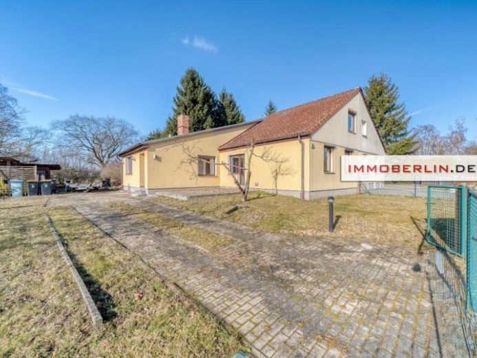 IMMOBERLIN.DE - Interessantes Haus mit Potenzial, Garage & Nebengebäude in ländlicher Lageharmonie – फोटो 1