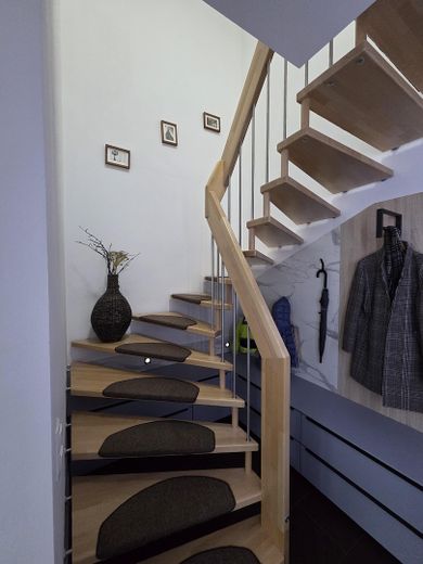 Hausgefühl statt Wohnung: Moderne 3-Zi.-Maisonette mit Garten, Terrasse & Balkon (BJ 2013) – Treppe