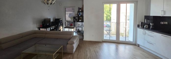 Moderne 2-Zimmer-Wohnung mit Balkon & Loggia, EBK und Stellplatz in Hannover-Anderten – Wohn-Essber. mit Zug. Loggia
