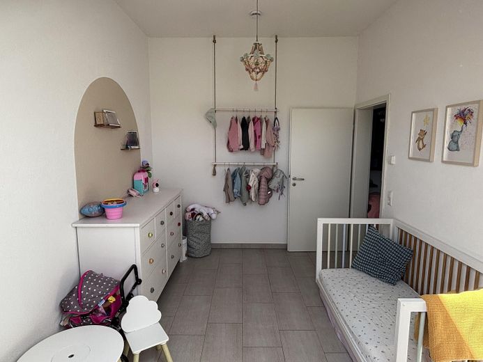 Hoogwaardig gemoderniseerd 3-kamerappartement op de bovenste verdieping met balkon, garage & parkeerplaats – Kinderzimmer/ Büro