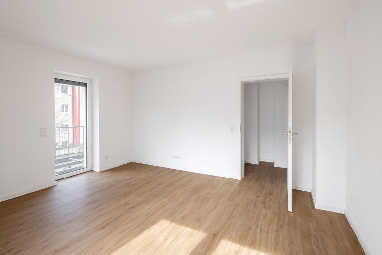 Erstbezug nach Kernsanierung: Helle 3-Zimmer-Wohnung in Mehrfamilienhaus (2.OG) – Zimmer mit Balkon