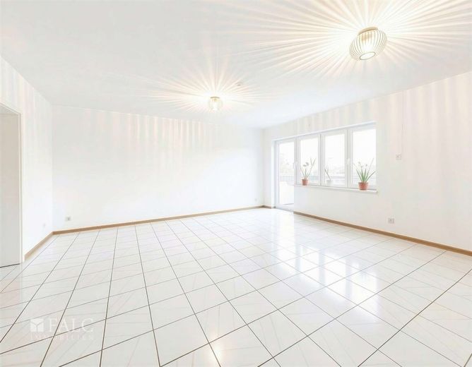 Wohnen auf einer Ebene - 143 m² modernisiert mit Balkon &amp; Garage – Wohnzimmer
