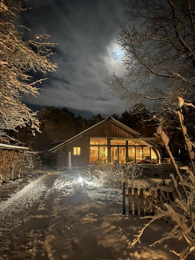Wohn- und Geschäftshaus – Haus im Winter